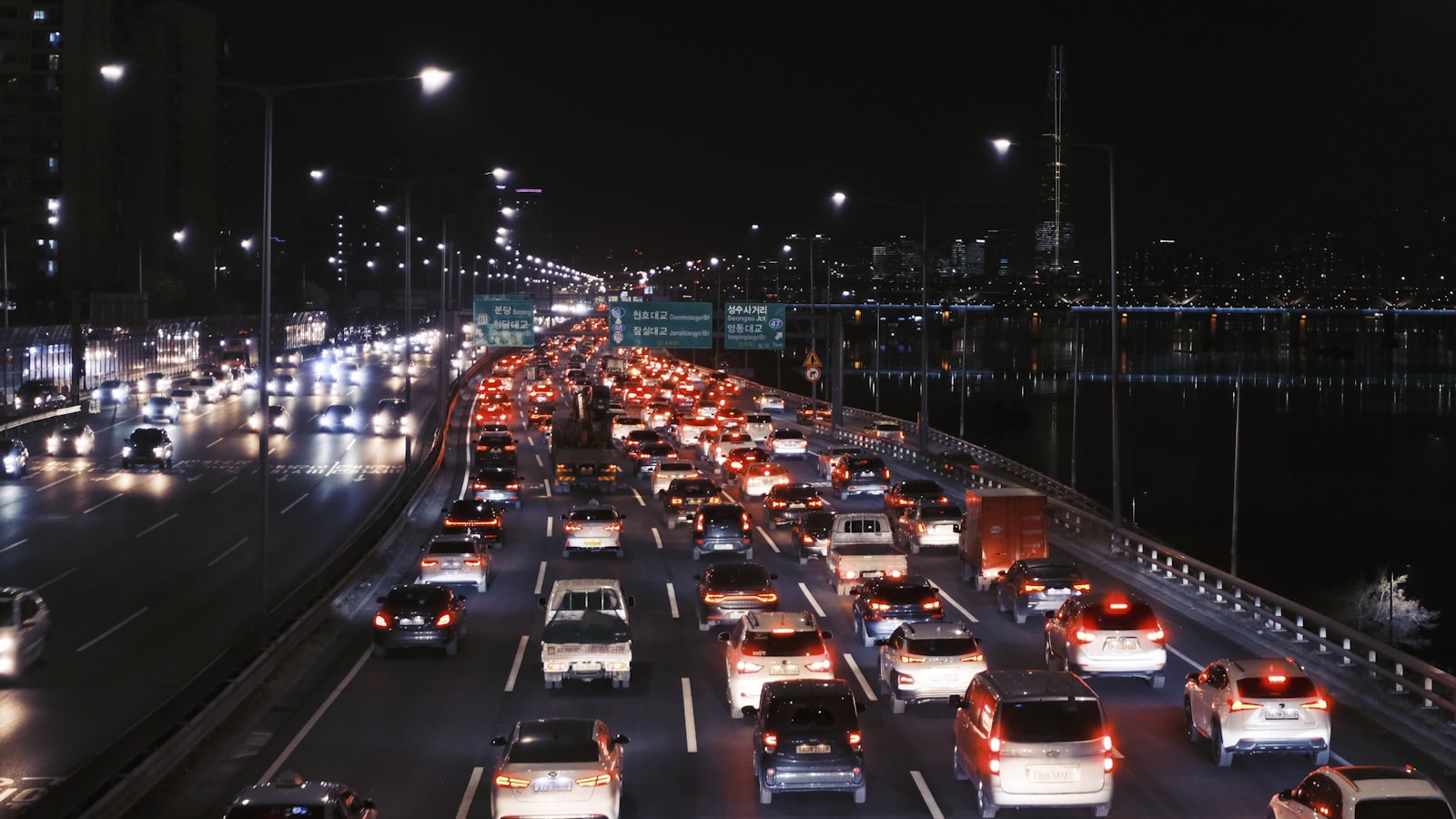 Dichter Verkehr auf einer mehrspurigen Autobahn bei Nacht