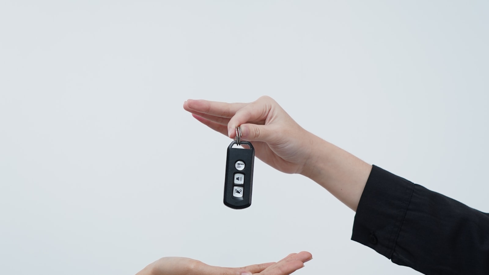 Übergabe eines Autoschlüssels