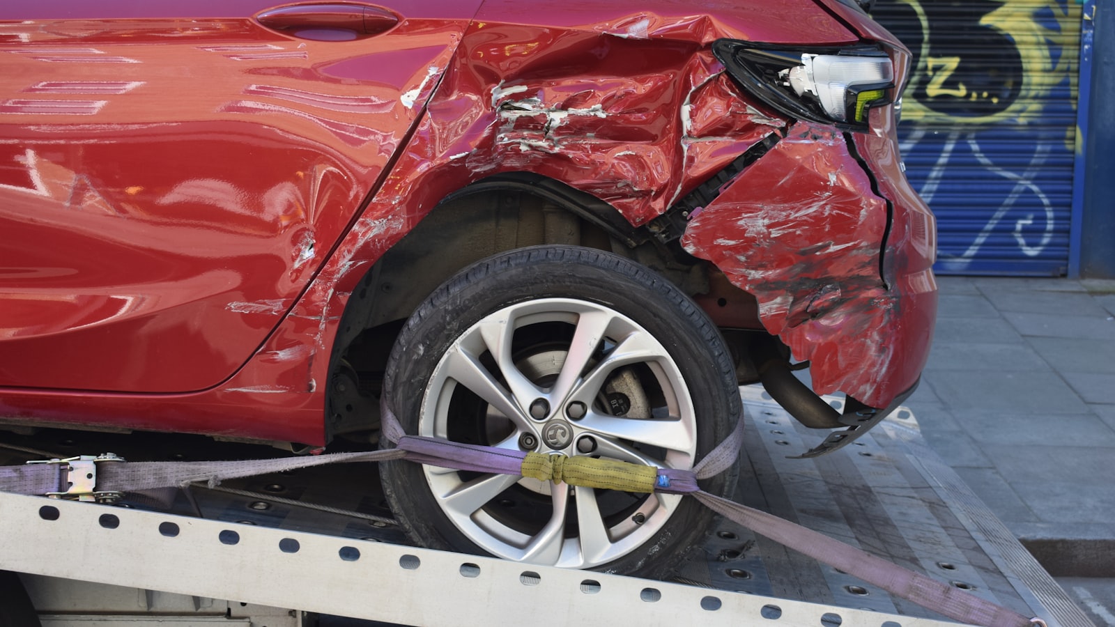 Stark beschädigtes Fahrzeug auf einem Abschleppwagen