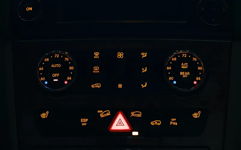 Leuchtende Warnblinktaste im Cockpit eines Fahrzeugs