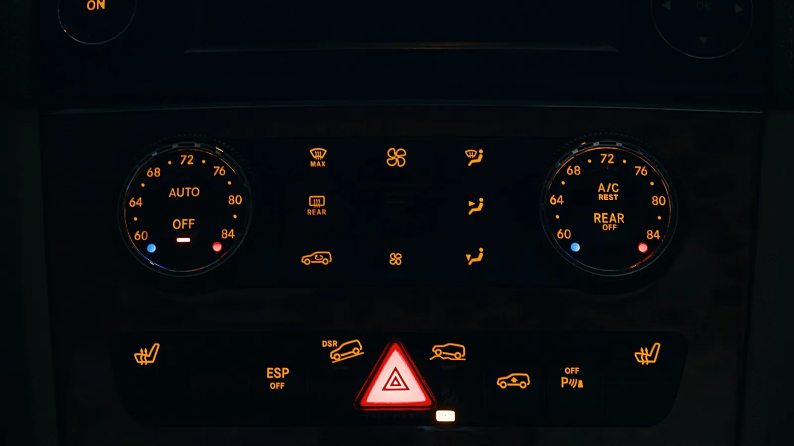 Leuchtende Warnblinktaste im Cockpit eines Fahrzeugs